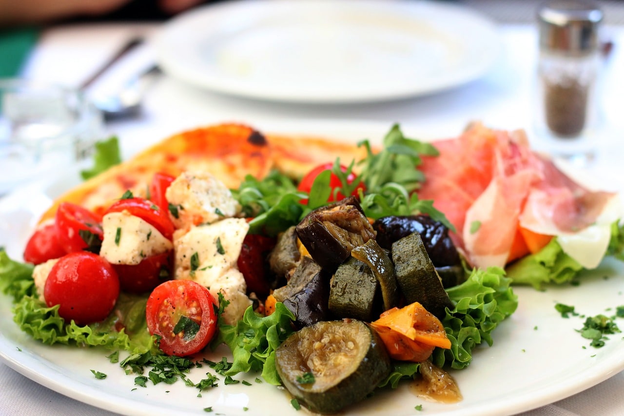 Salade d'artichauts et aubergine aux olives noires